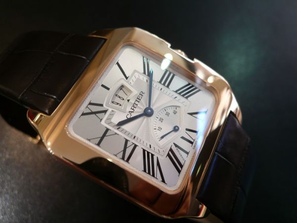 The large size replica Santos De Cartier Santos-Dumont W2020067 watches have silver-plated dials.